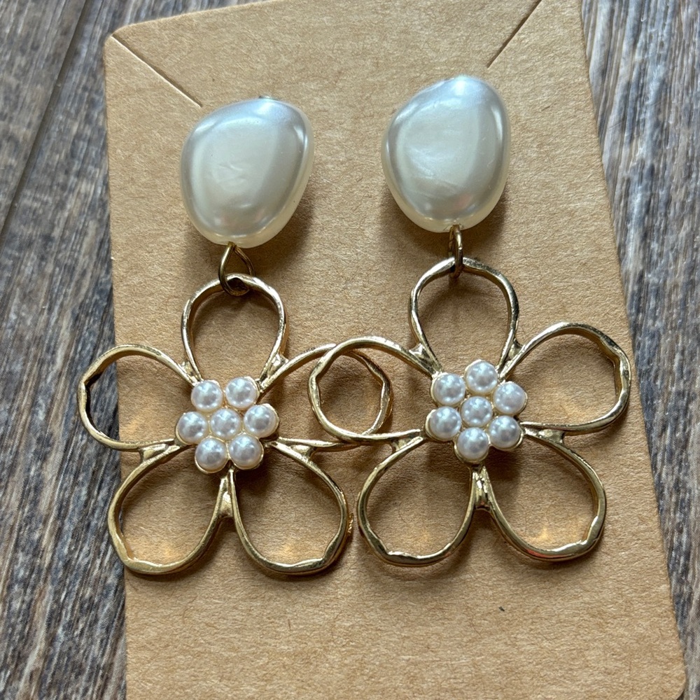 Elegant Gold and Pearl Flower Earrings - Picture 2 of 5